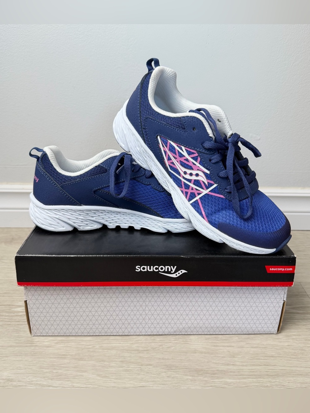 Saucony Wind Blue Pink Athletic Running Shoes Youth Size 5M New in Box
